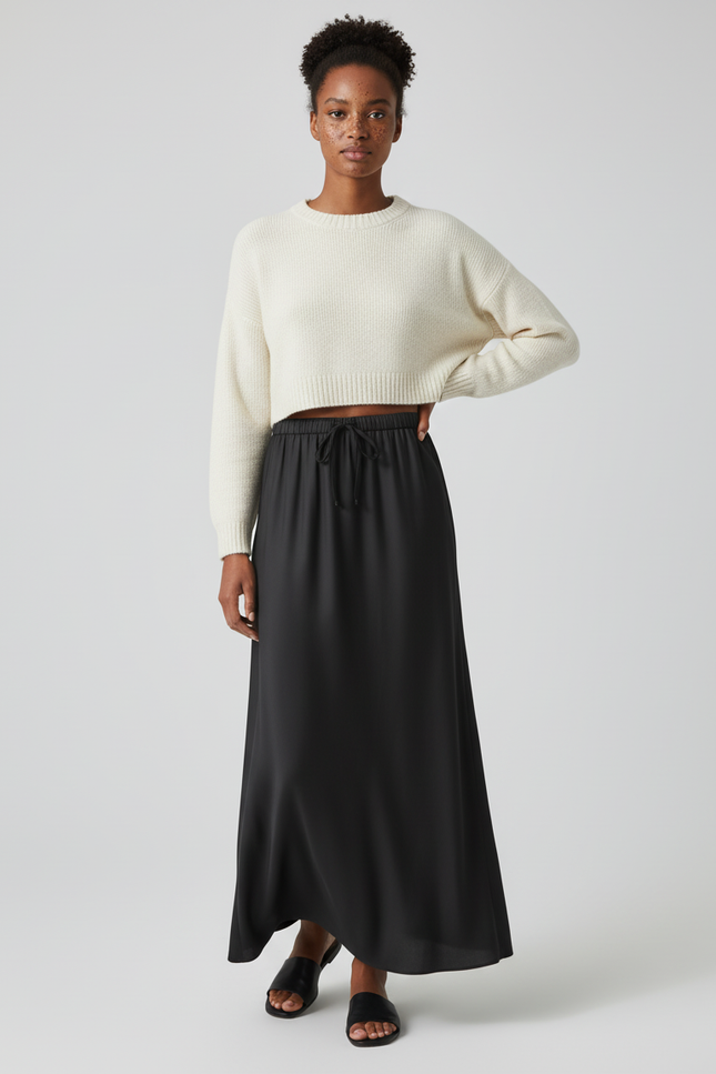 Jupe Longue Satinée Noire Élégante