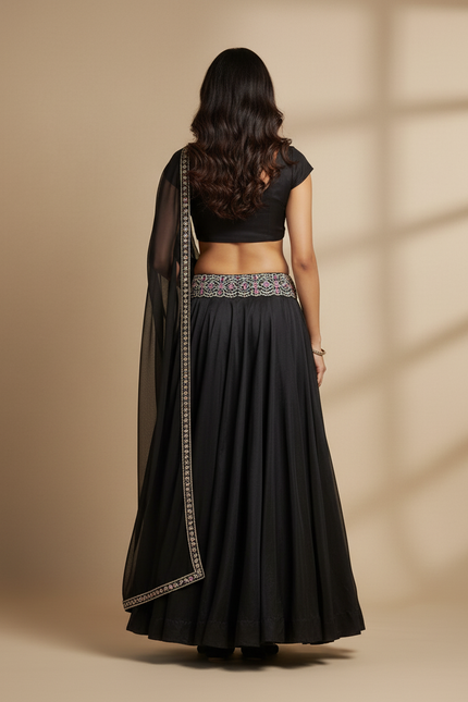 Jupe Longue Noire Fendue Broderie Dorée Élégante