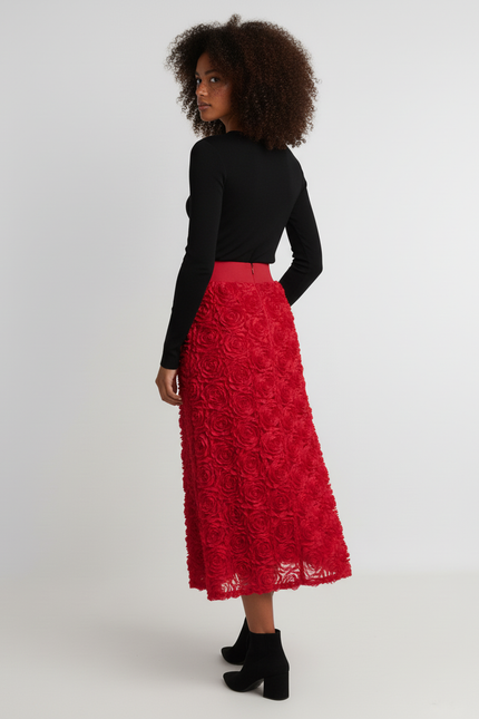 Jupe Longue Rouge Brodée Roses Élégante
